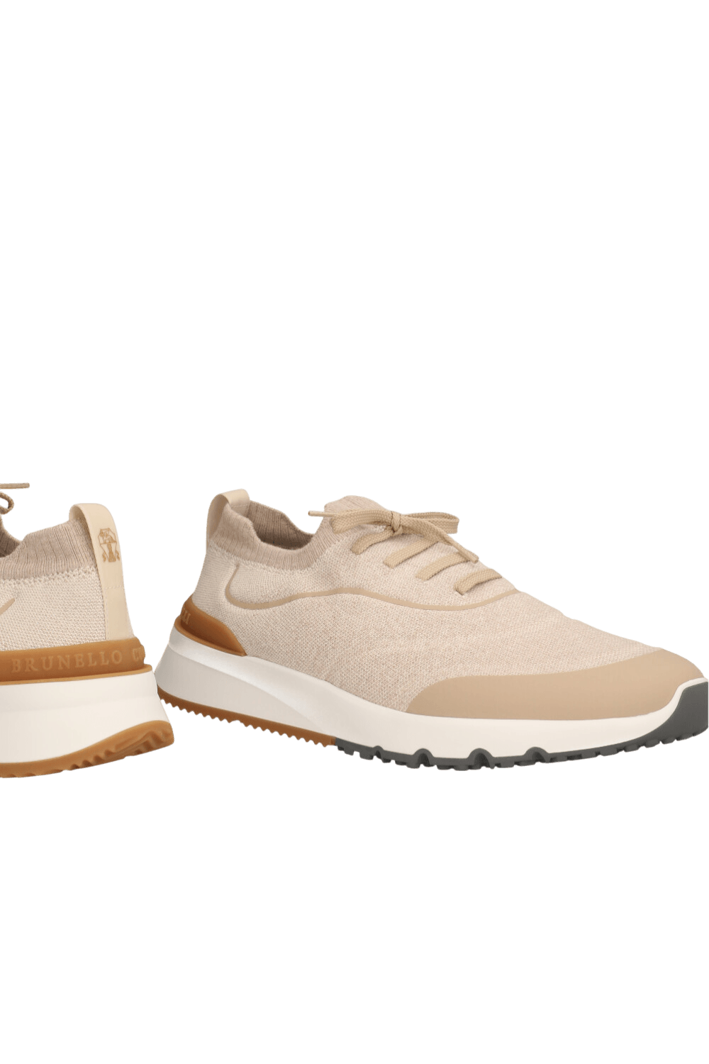 תמונת תקריב של נעלי סניקרס