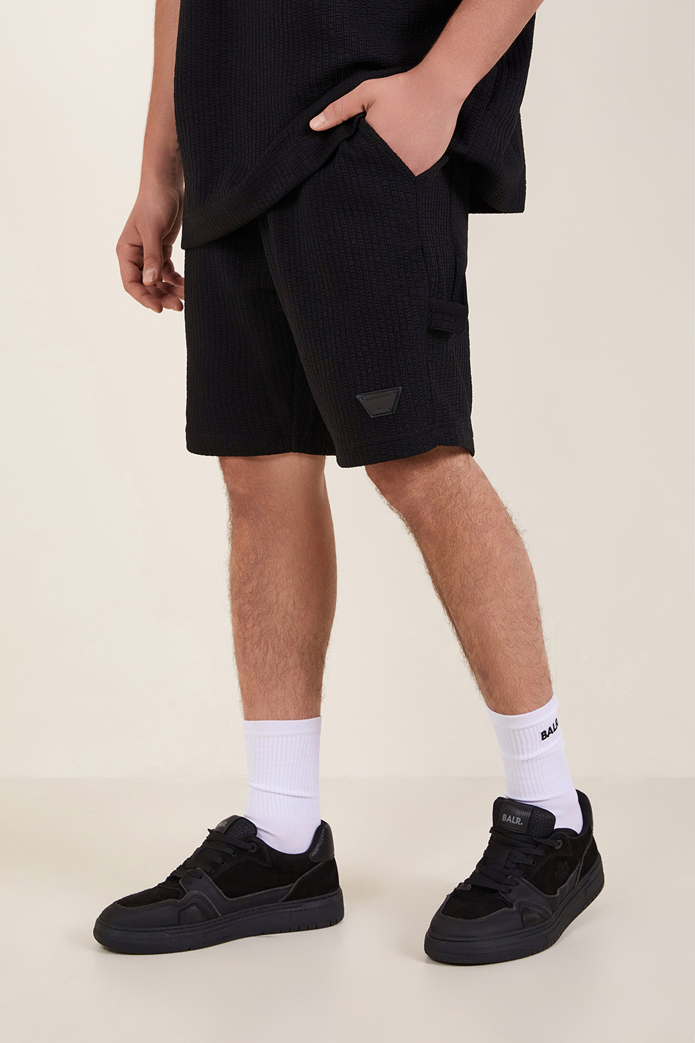 סט מכנסיים קצרים וחולצת טי