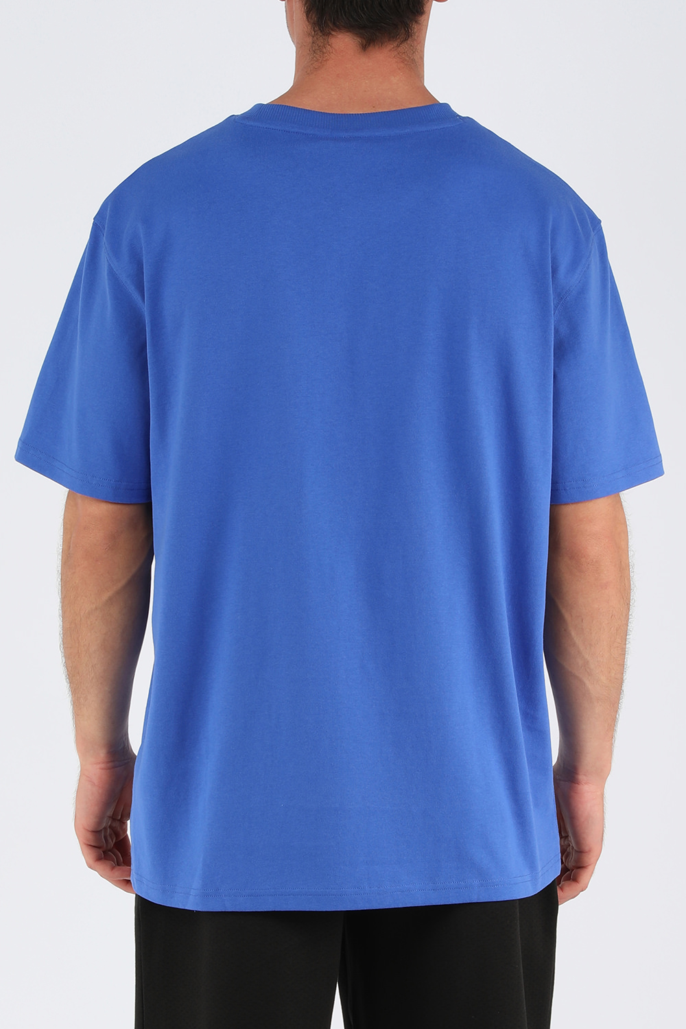 תמונת דוגמן אחורית של פומה X אמי חולצת טי כחולה