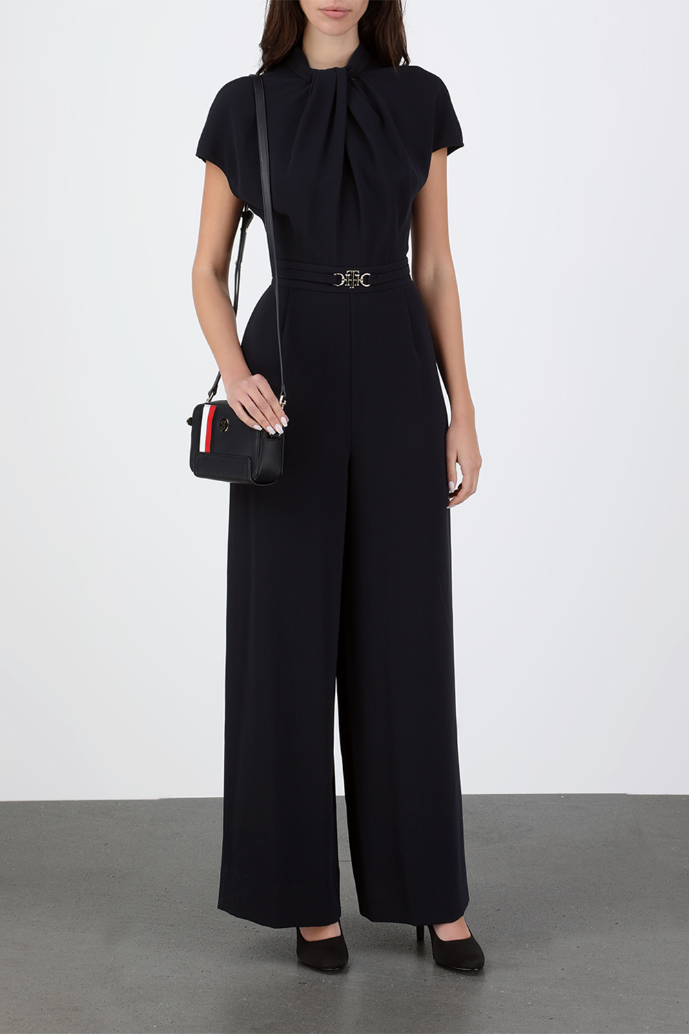 תמונת דוגמן קידמית של Logo Camera Bag in Dark Blue