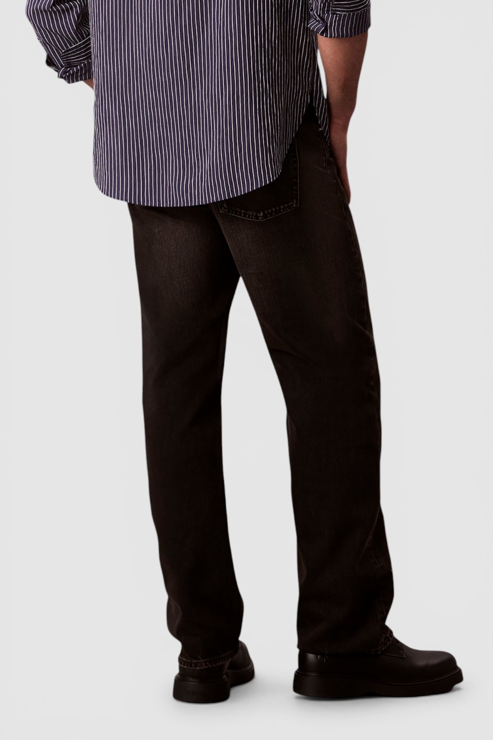 תמונת דוגמן אחורית של מכנסי ג'ינס בגזרה ישרה 90S