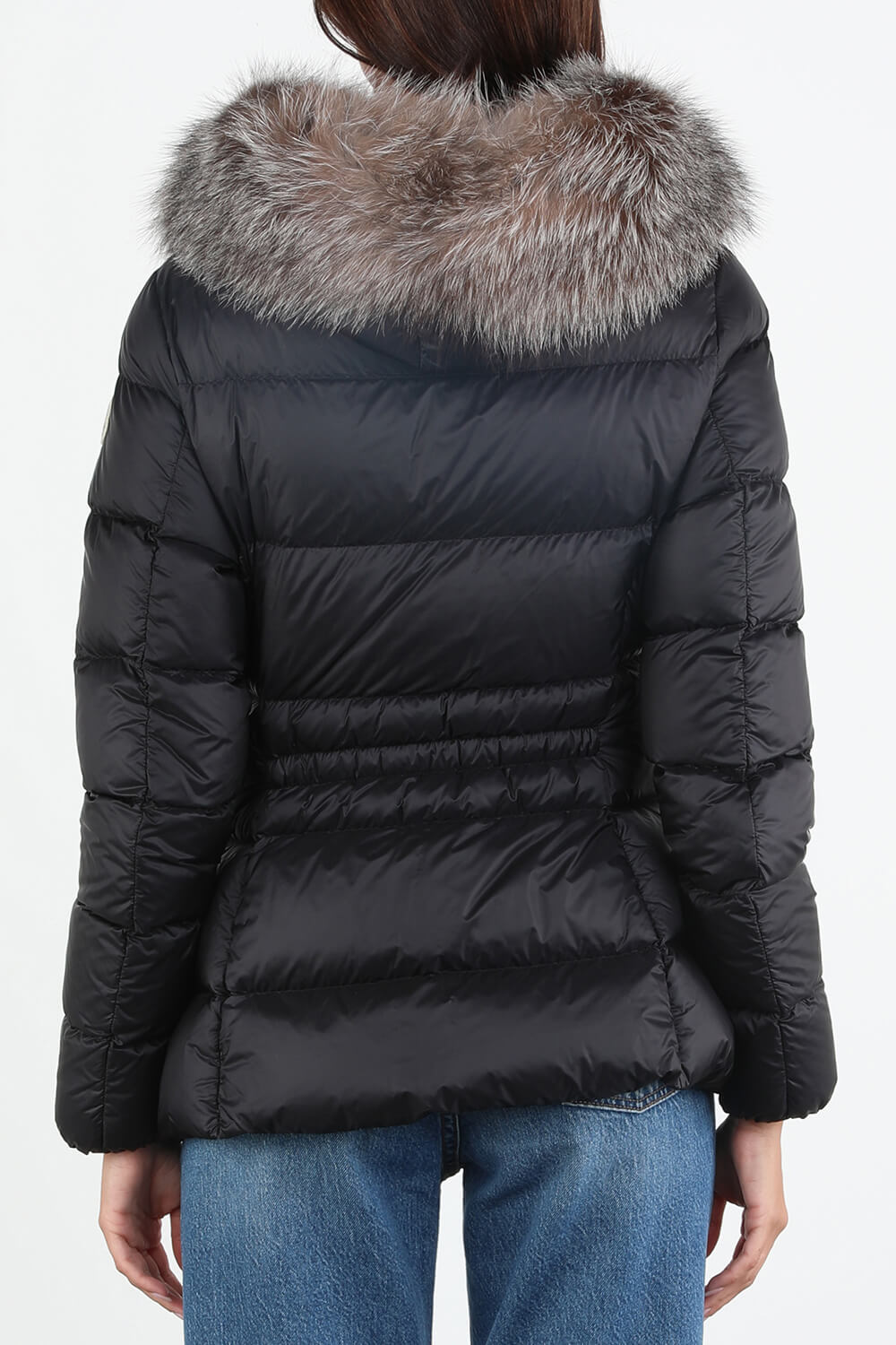 תמונת דוגמן אחורית של מעיל פאפר עם קפוצ'ון פרוותי בגוון שחור