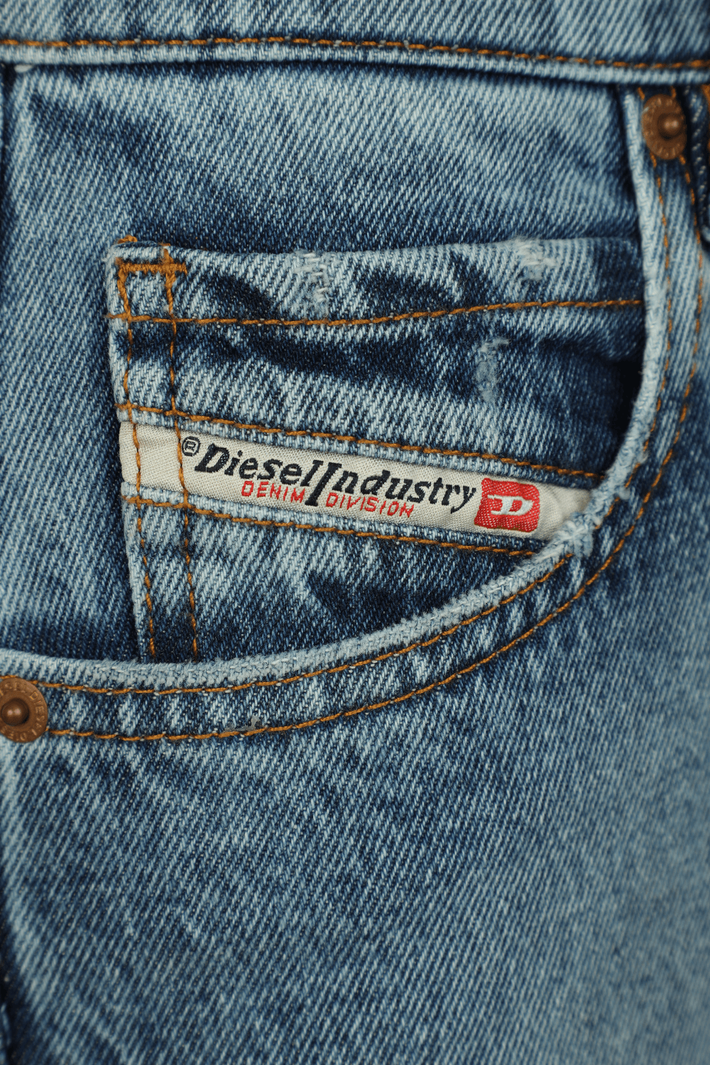 תמונה אחורית של חצאית ג'ינס עיפרון עם רוכסן