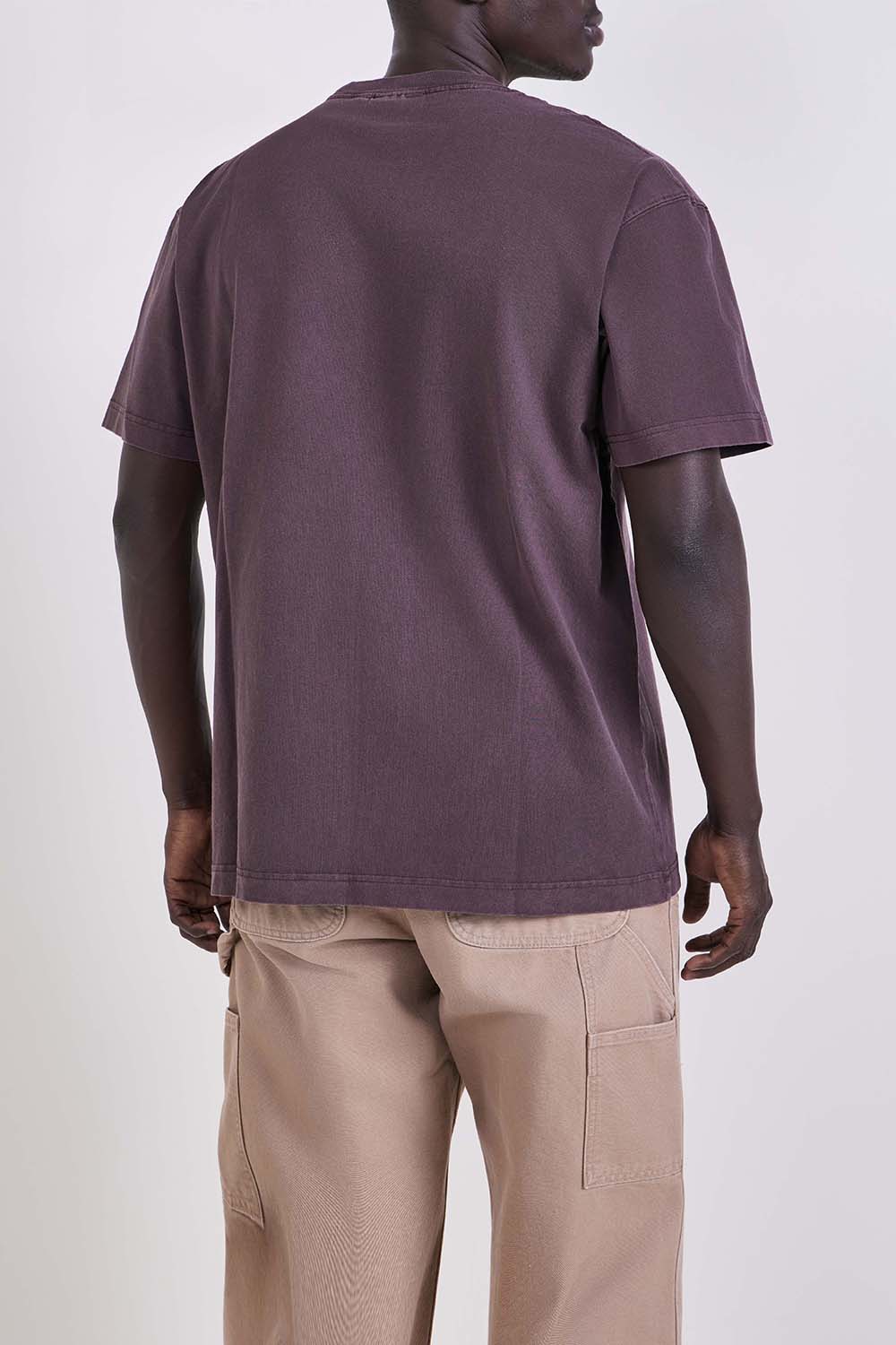 תמונת דוגמן אחורית של חולצת טי בגזרה משוחררת