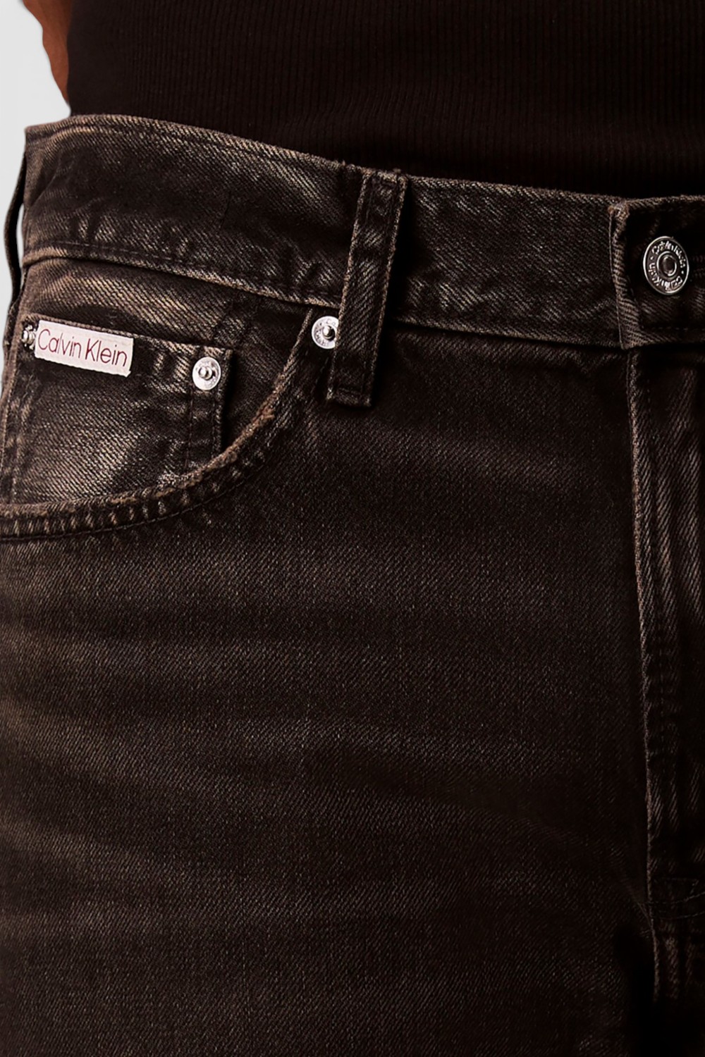 תמונת תקריב דוגמן של מכנסי ג'ינס בגזרה ישרה 90S