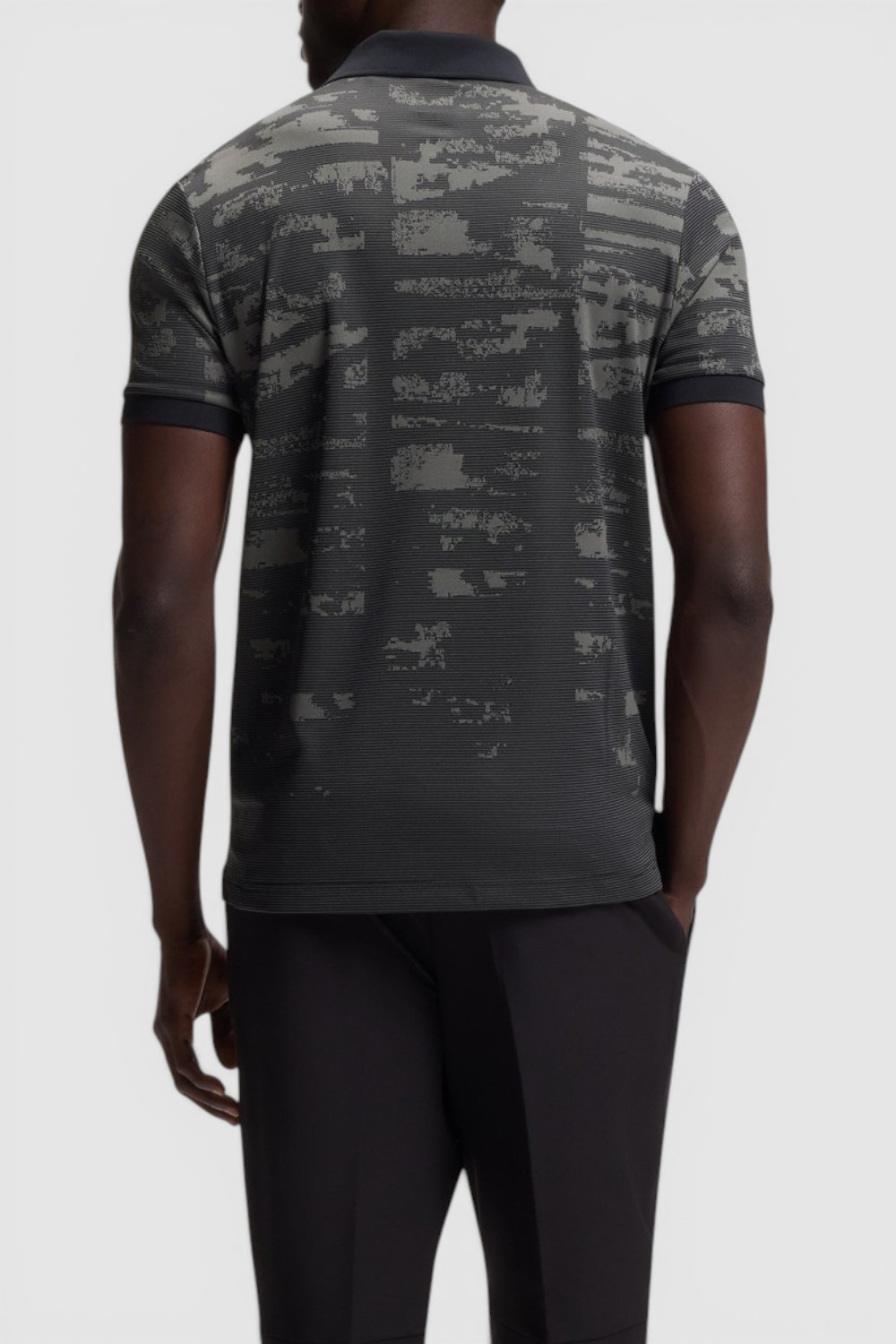 תמונת דוגמן אחורית של חולצת פולו בגזרה ישרה