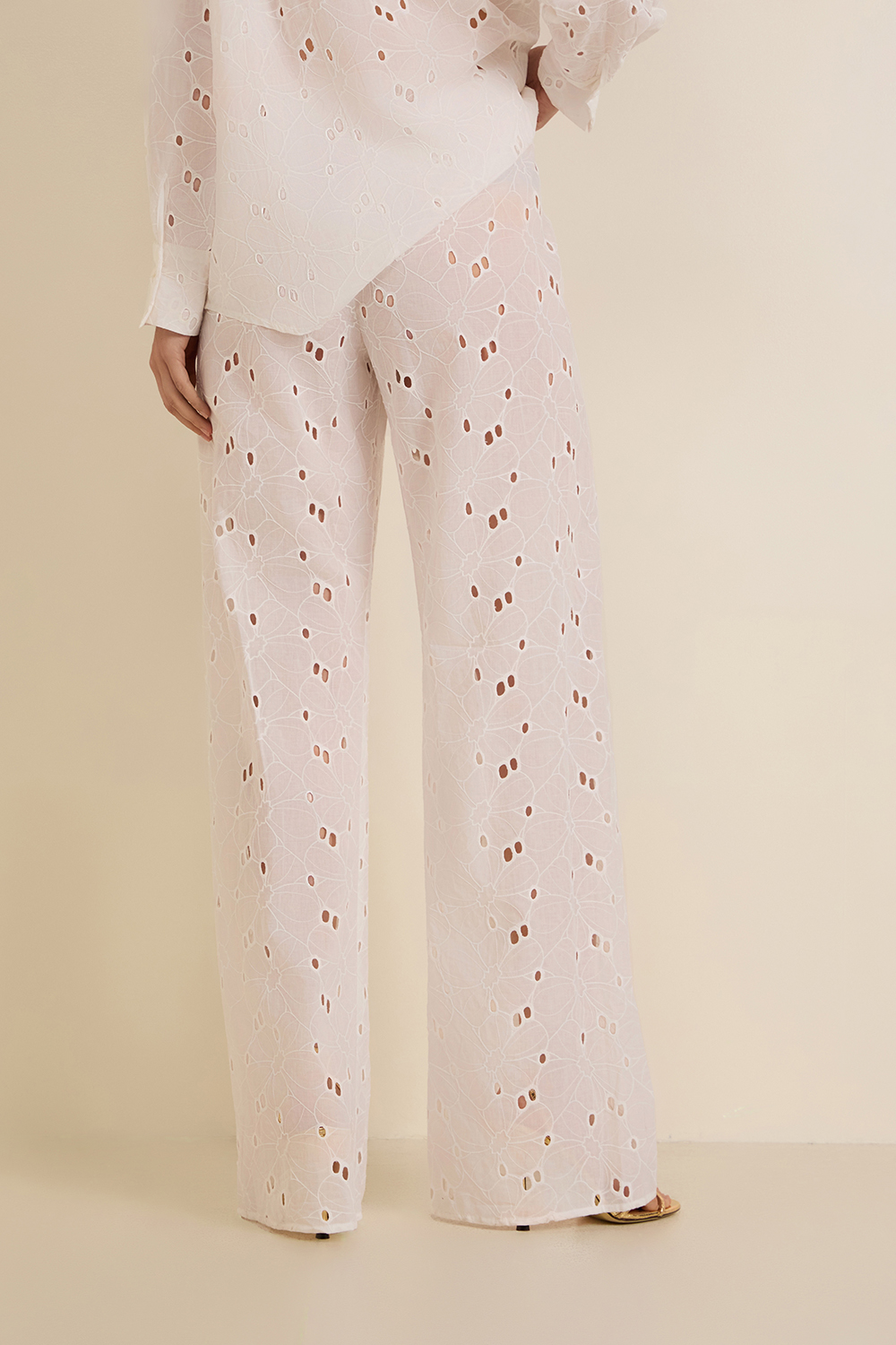 תמונת דוגמן אחורית של מכנסיים ארוכים מתרחבים