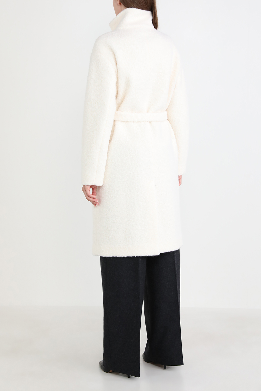 תמונת דוגמן אחורית של מעיל פרוותי