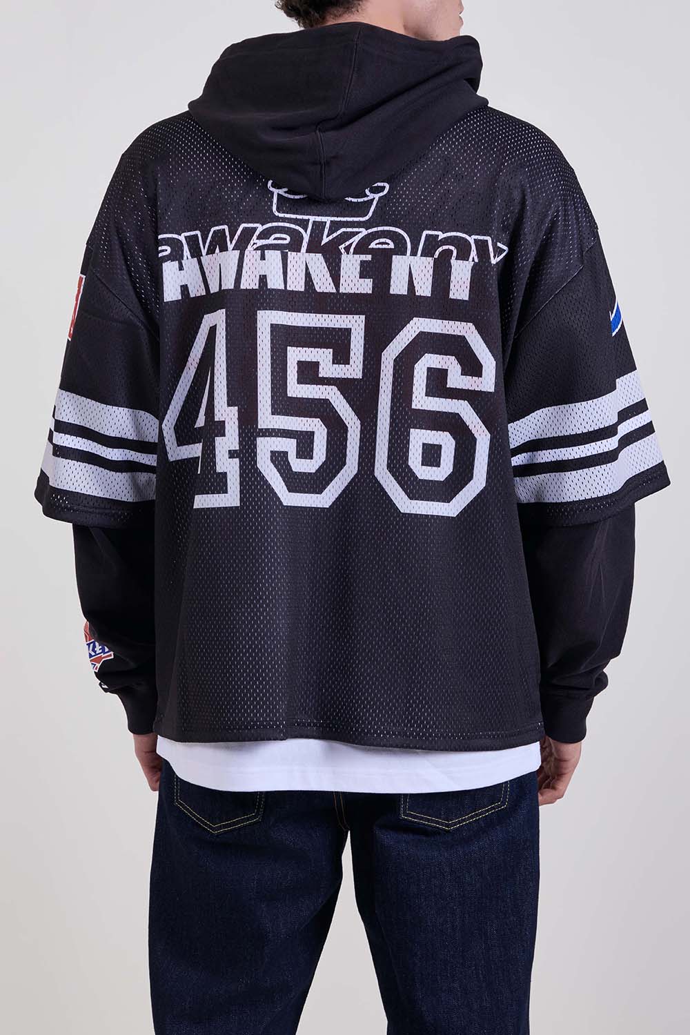 תמונת דוגמן אחורית של קפוצ'ון בגזרה משוחררת