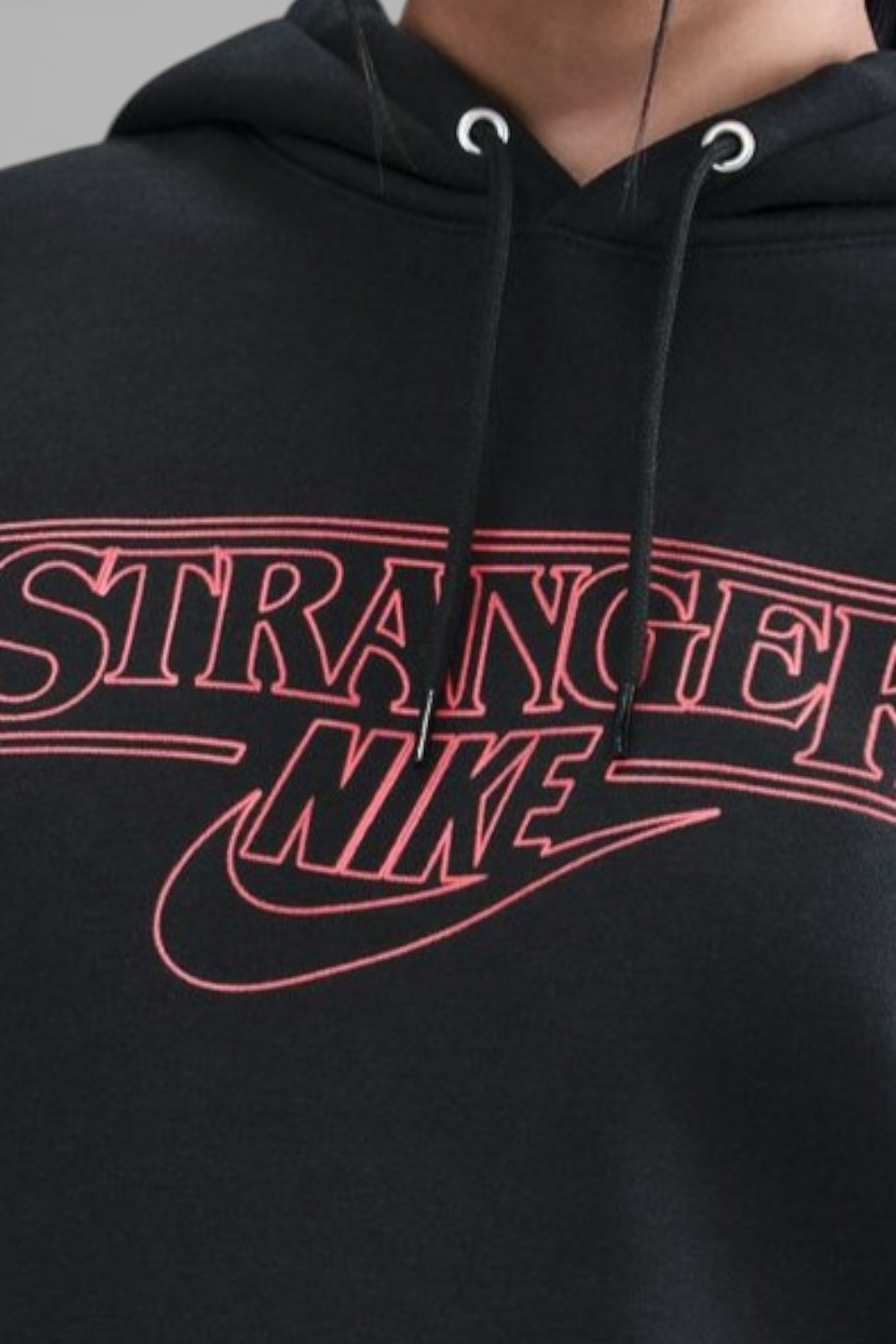 תמונת תקריב דוגמן של קפוצ&rsquo;ון נייקי X דברים מוזרים