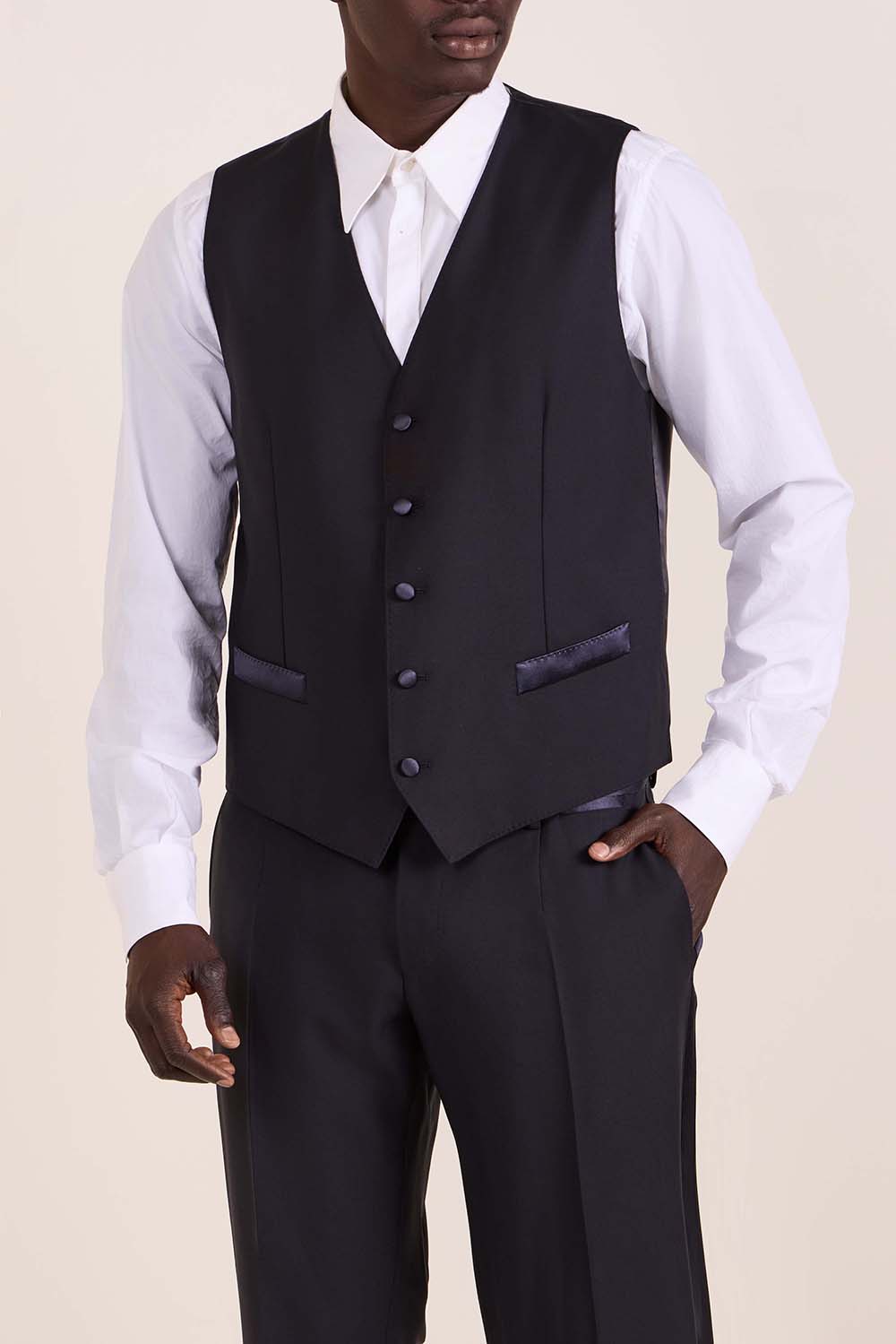 חליפת שלושה חלקים מחוייטת