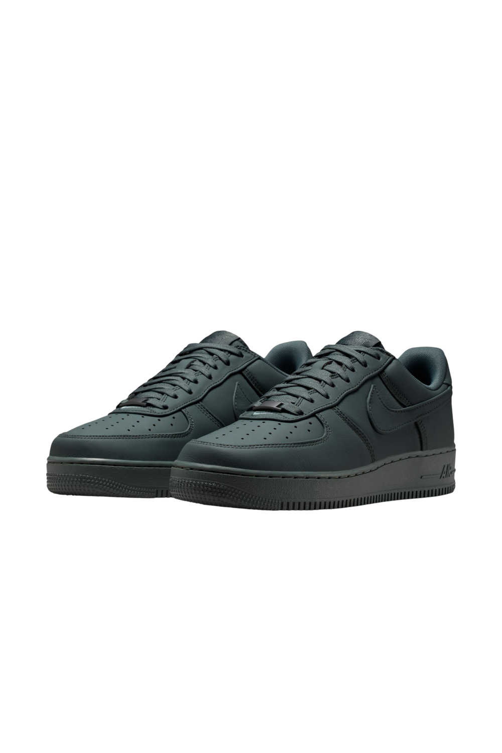 תמונת תקריב של נעלי סניקרס איר פורס 1 לואו רטרו פרימיום