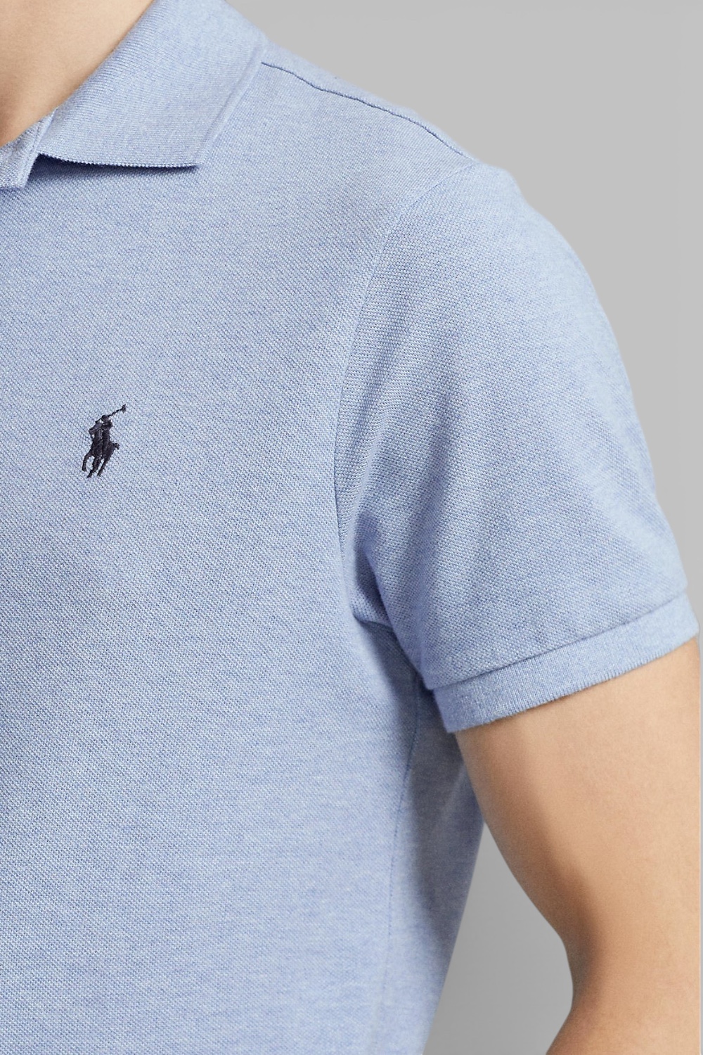 תמונת תקריב דוגמן של חולצת פולו