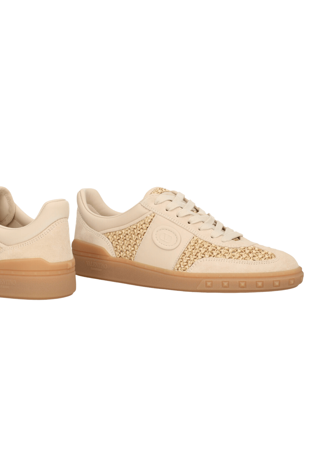 תמונת תקריב של נעלי סניקרס