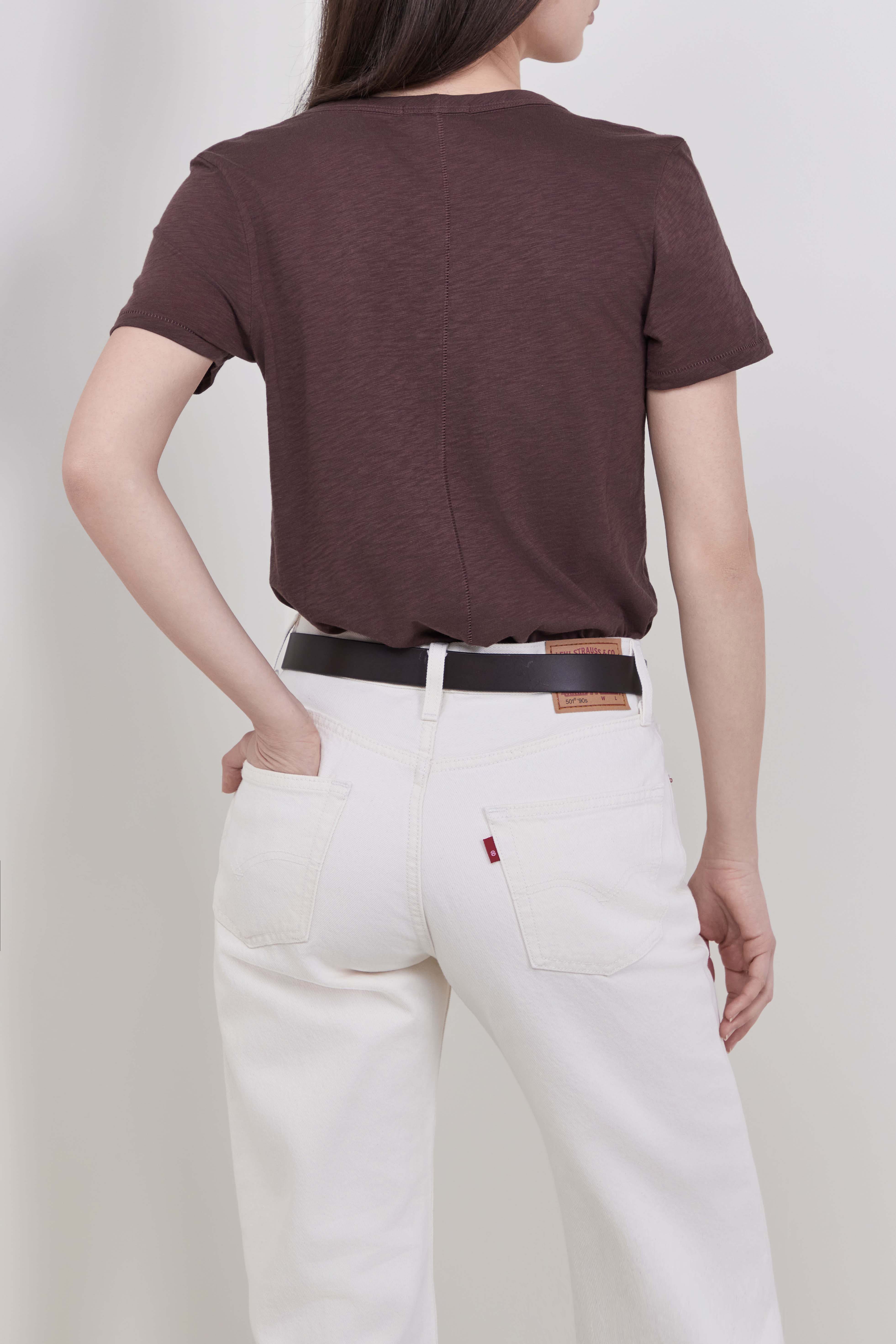 תמונת דוגמן אחורית של חולצת טי