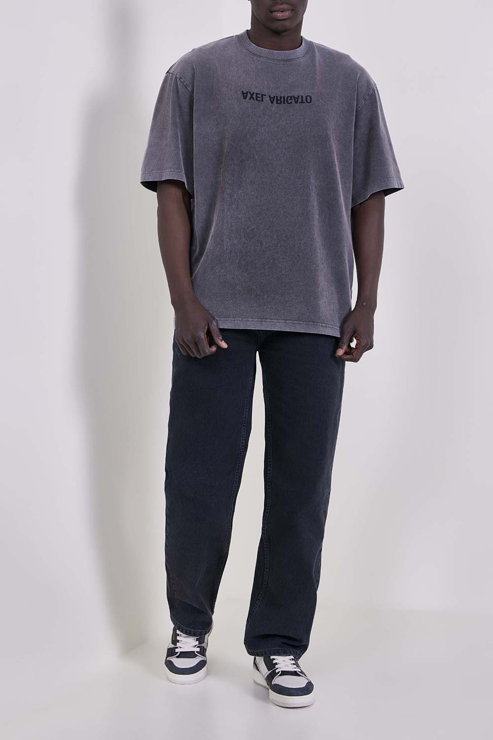 תמונת דוגמן קידמית של נעלי סניקרס קליי