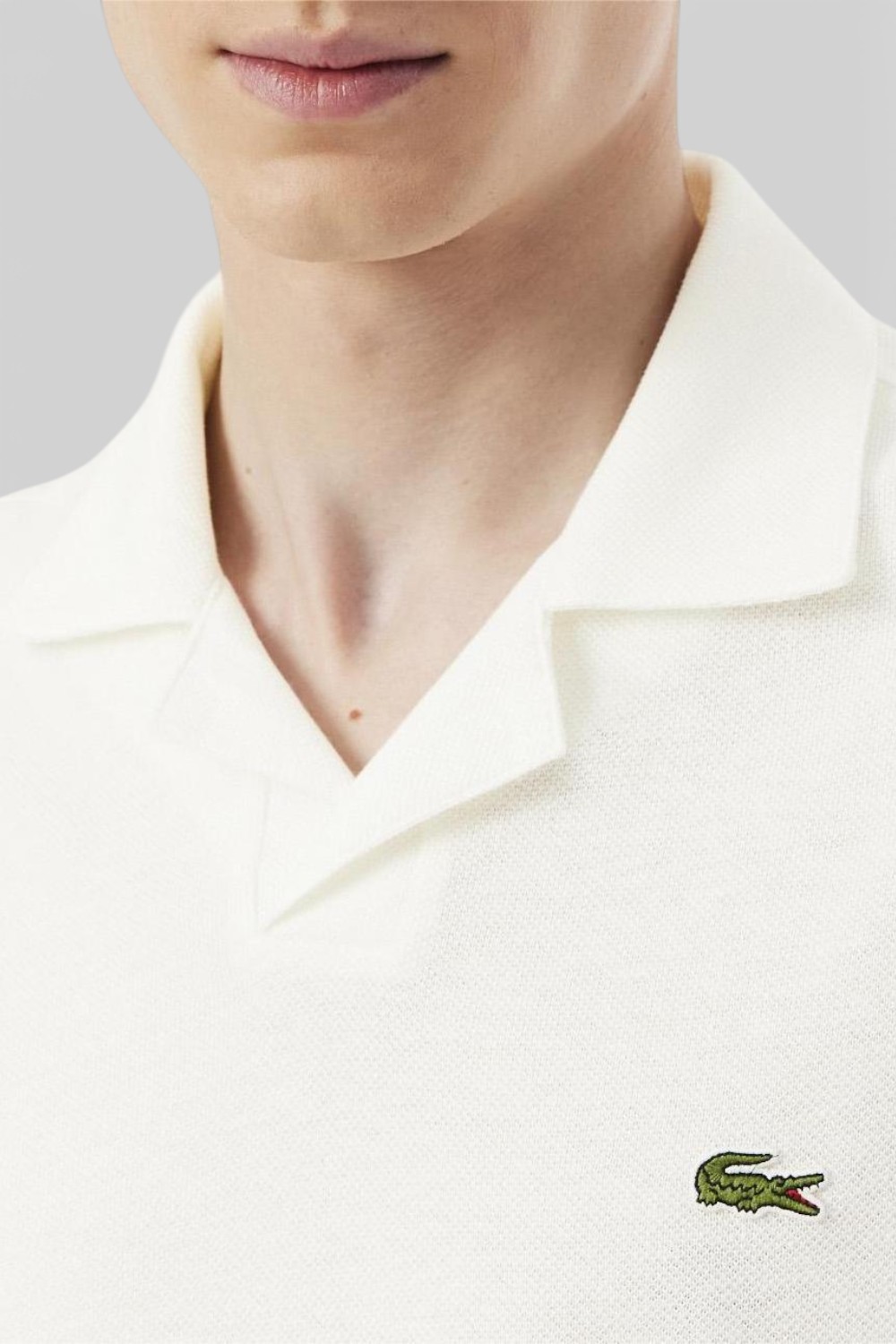 תמונת תקריב דוגמן של חולצת פולו