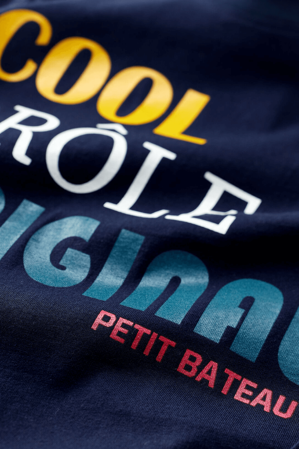 תמונת תקריב של גילאי 3-5 חולצה ארוכה עם הדפס גרפי בצבע כחול