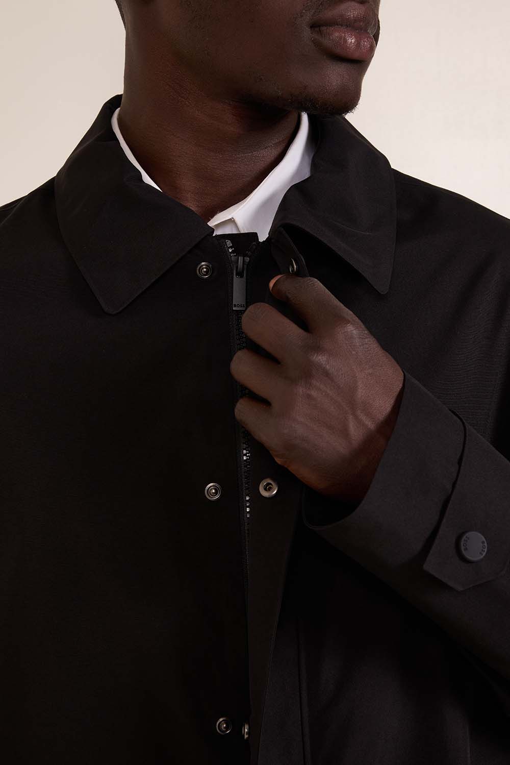 תמונת תקריב דוגמן של מעיל רוח