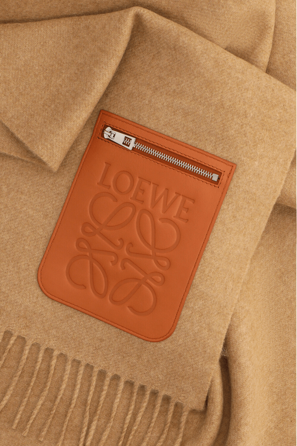 תמונה אחורית של צעיף צמר עם כיס