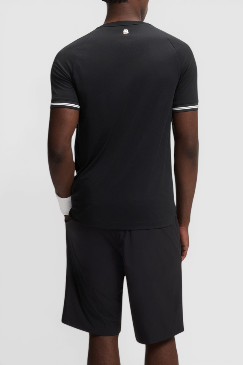 תמונת דוגמן אחורית של חולצת טי בגזרת סלים