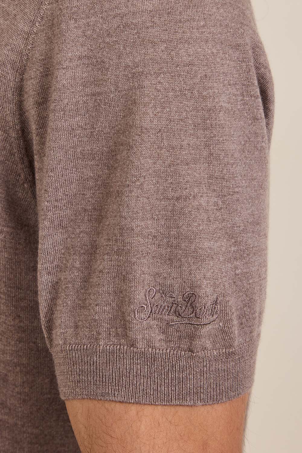 תמונת תקריב דוגמן של חולצת טי