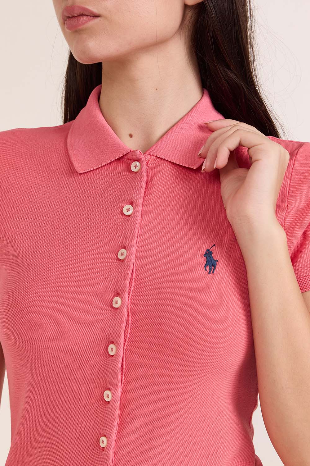 תמונת תקריב דוגמן של חולצת פולו מכופתרת סלים פיט