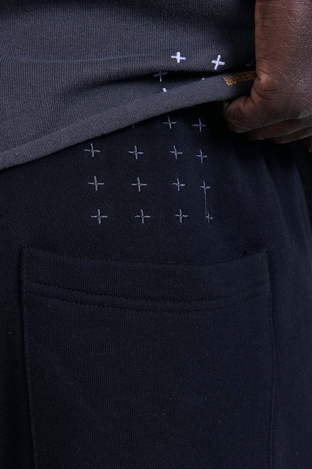 תמונת תקריב דוגמן של מכנסי ג'וג סלים פיט