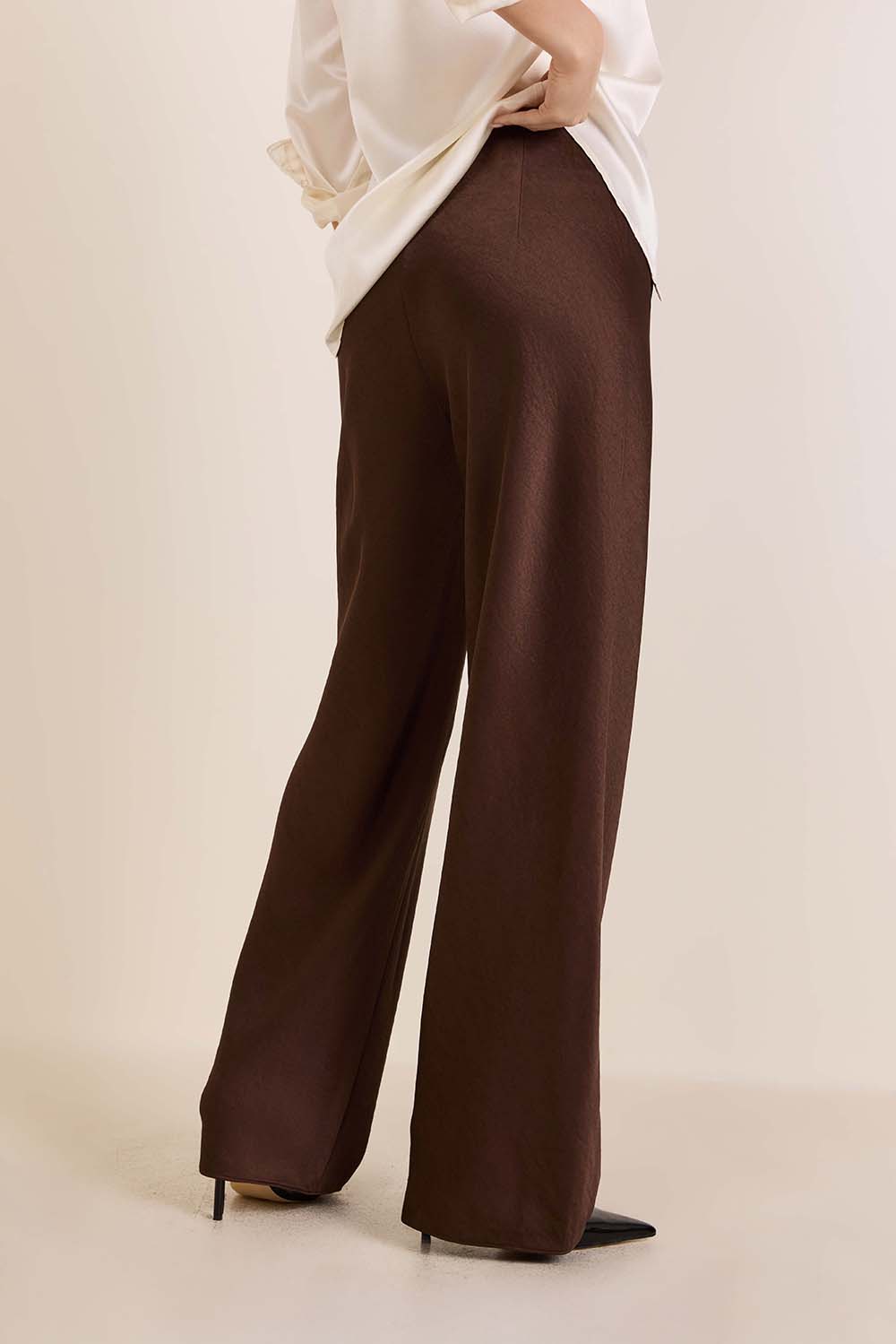 תמונת דוגמן אחורית של מכנסיים מחויטים בגזרה גבוהה