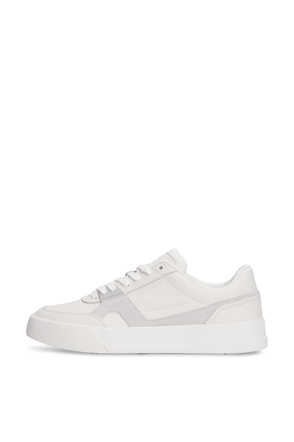 תמונה קידמית של נעלי סניקרס עור