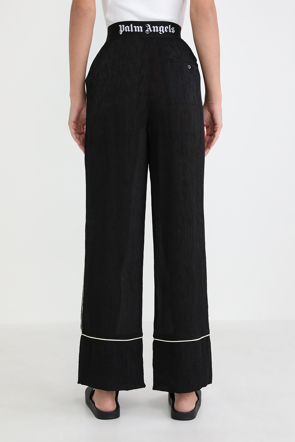 תמונת דוגמן אחורית של מכנסי פיג`מה עם לוגו