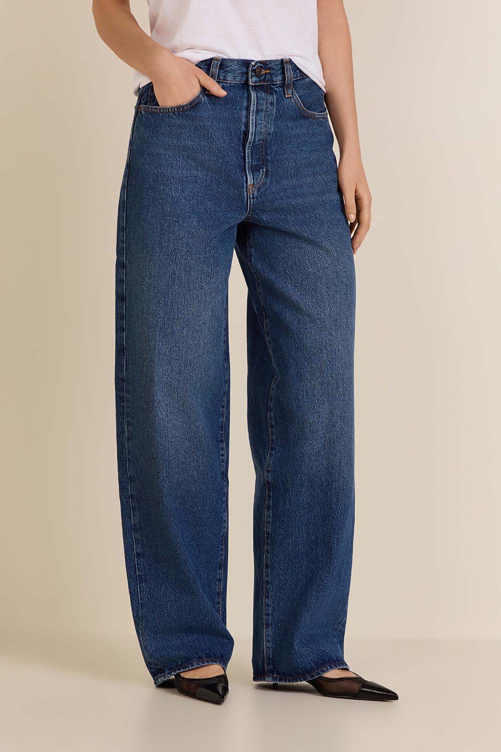 תמונת דוגמן קידמית של מכנסי ג'ינס בגזרת אוברסייז