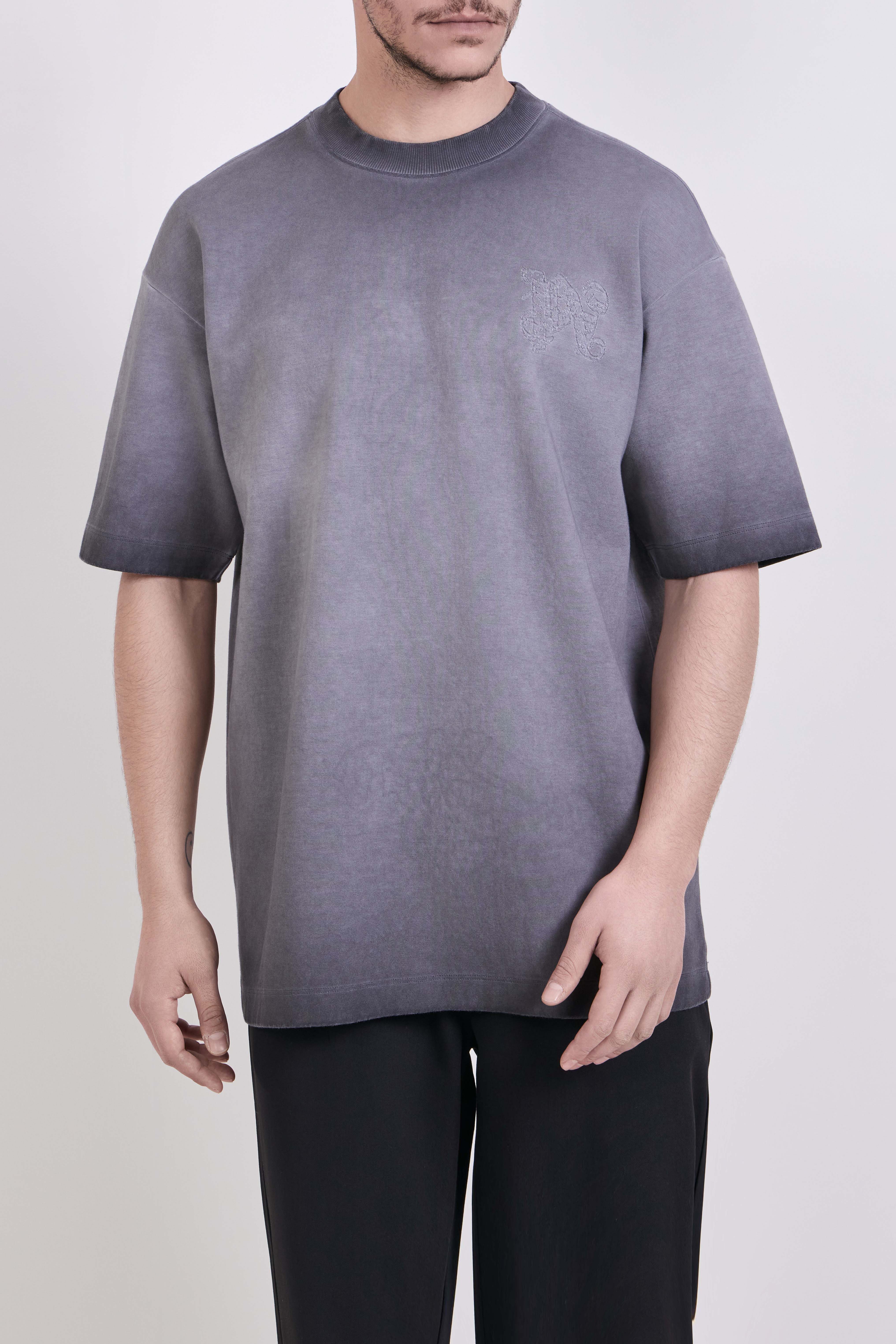 תמונת דוגמן קידמית של חולצת טי אוברסייז