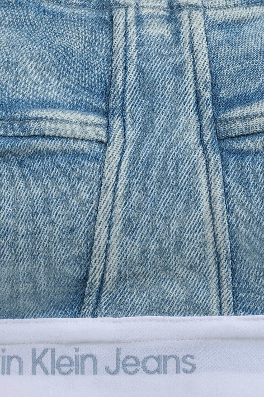 תמונה אחורית של קרופ טופ ג'ינס מחוכי