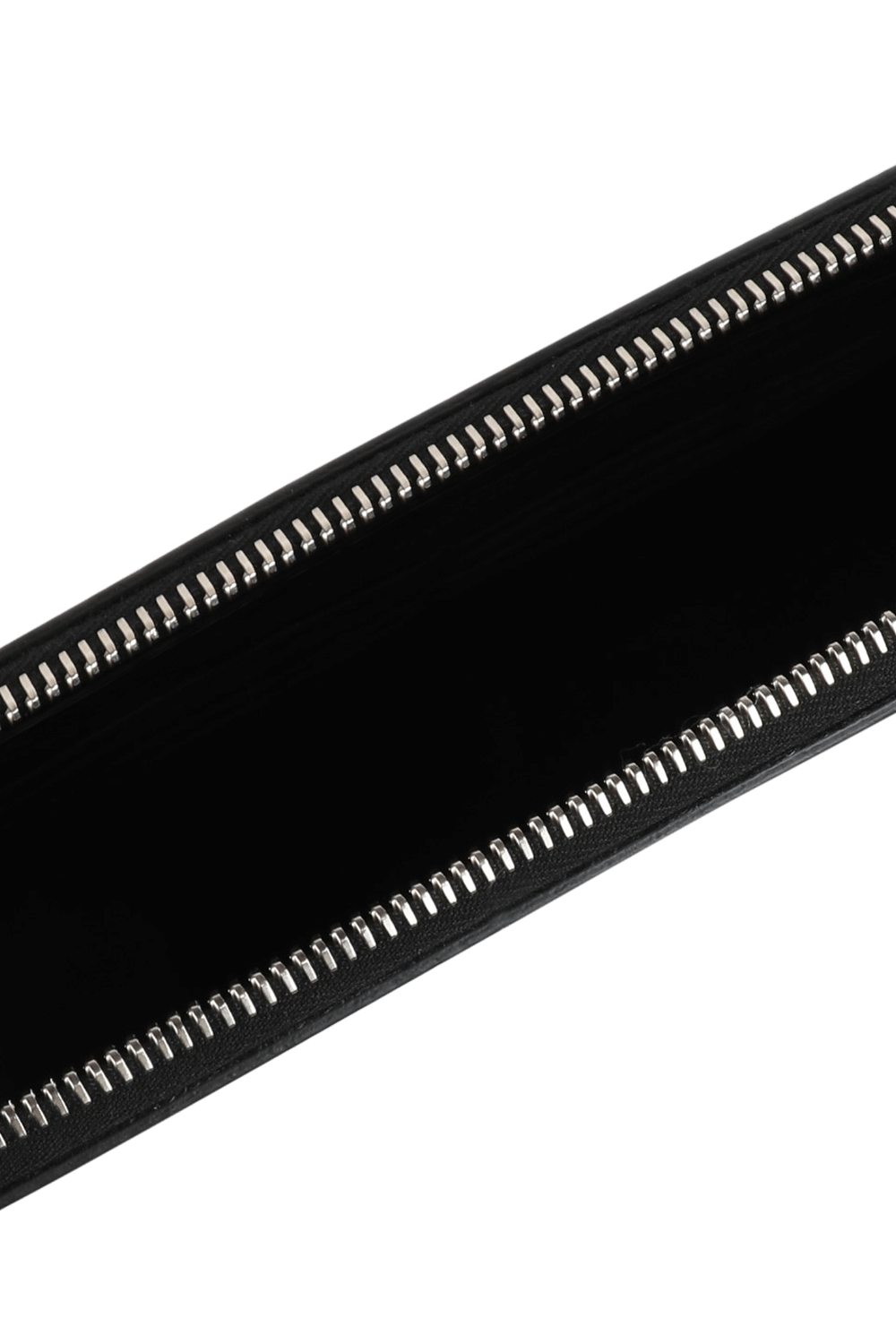 תמונת פנים של תיק פאוץ' מעור בגוון שחור