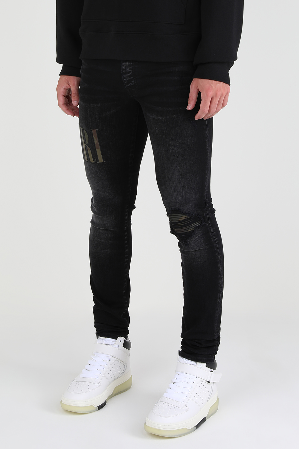 מכנסי ג'ינס סקיני עם לוגו צבאי AMIRI