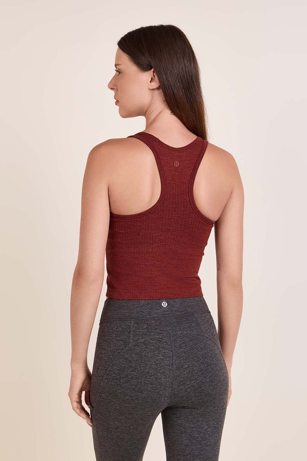 תמונת דוגמן אחורית של Ebb to Street Cropped Racerback Tank
