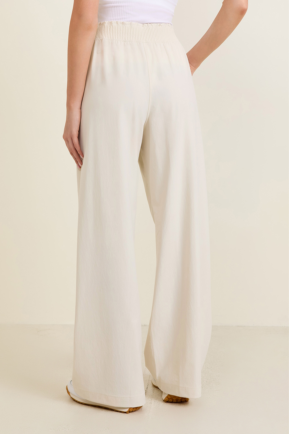 תמונת דוגמן אחורית של Stretch Woven Wide-Leg High-Rise Pant