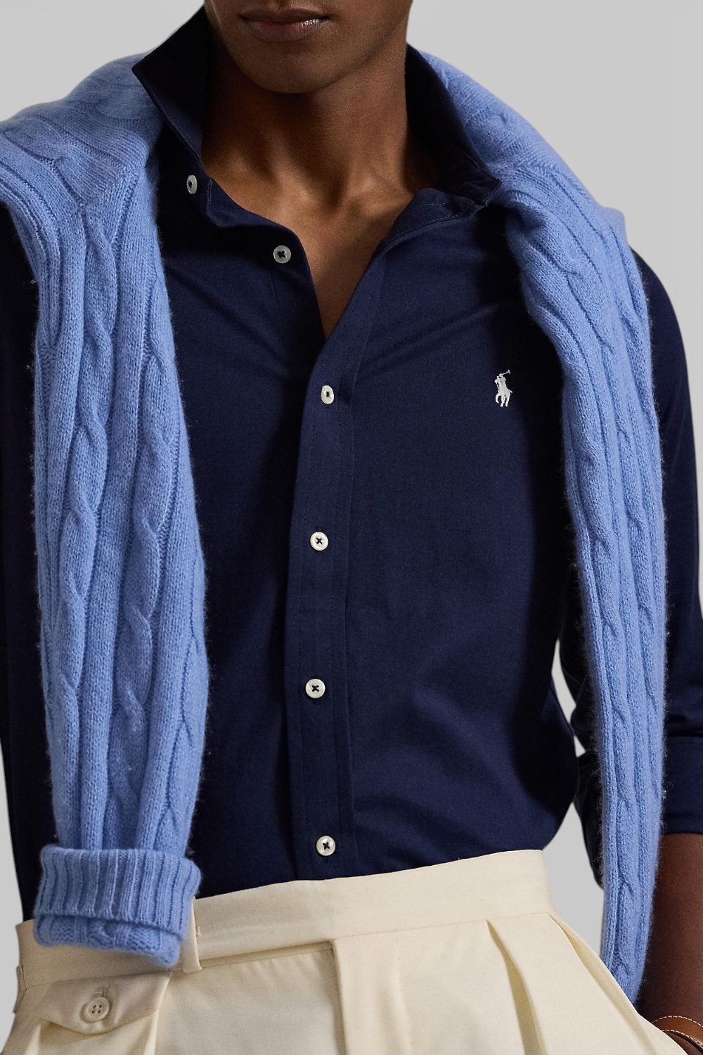 תמונת תקריב דוגמן של חולצה מכופתרת