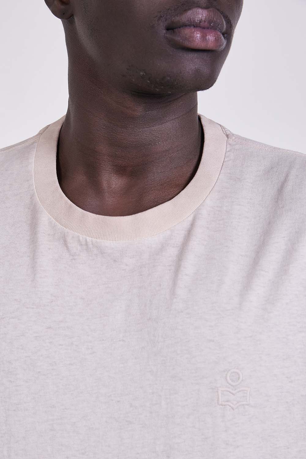 תמונת תקריב דוגמן של HONORE