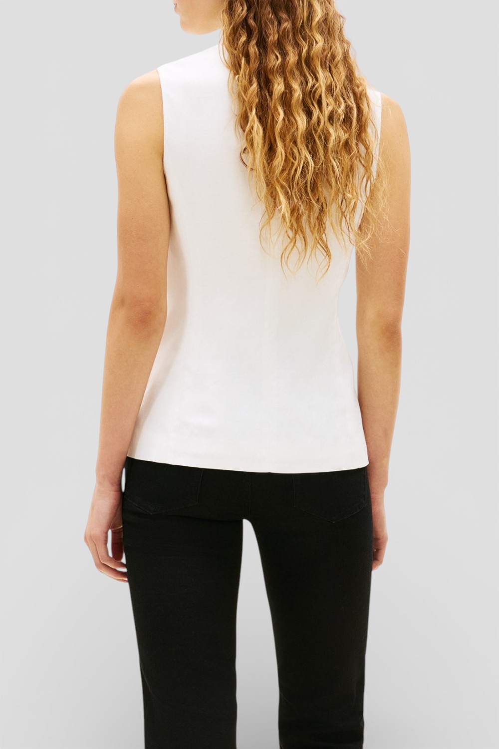 תמונת דוגמן אחורית של וסט כפתורים