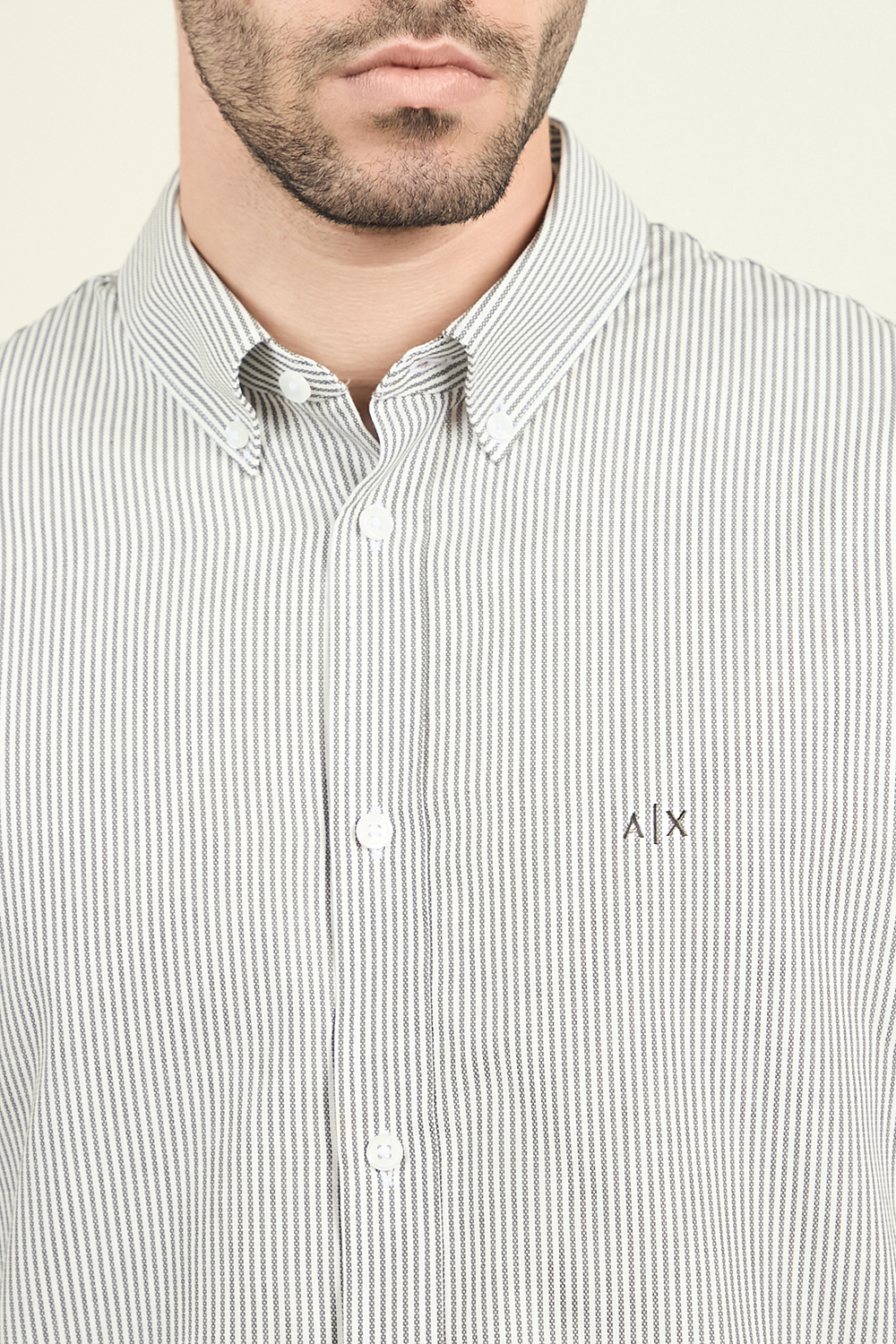 תמונת תקריב דוגמן של חולצת כפתורים