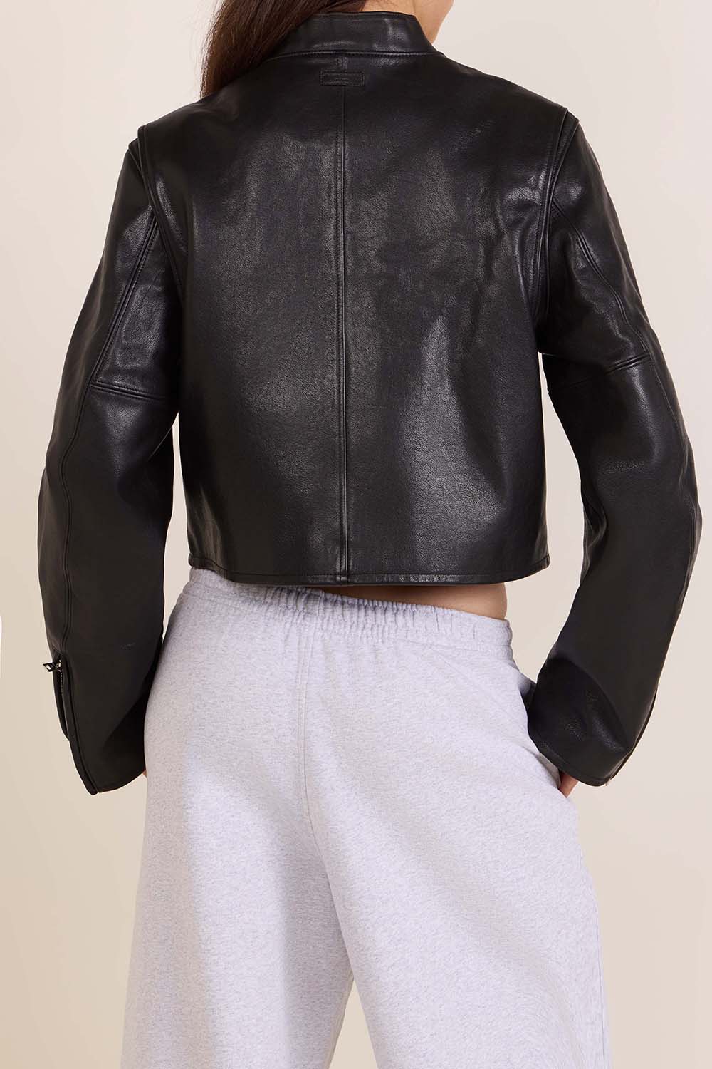 תמונת דוגמן אחורית של ז'קט קרופ