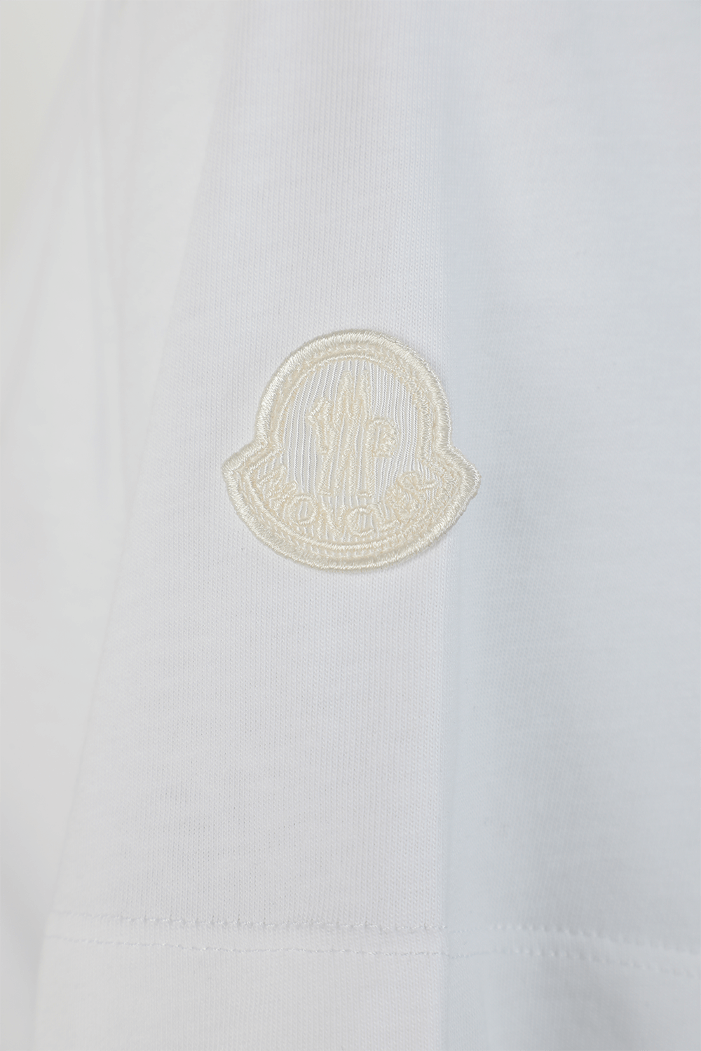 תמונת פנים של חולצה לבנה עם קשירה ופרינט טאי-דאי תכלת