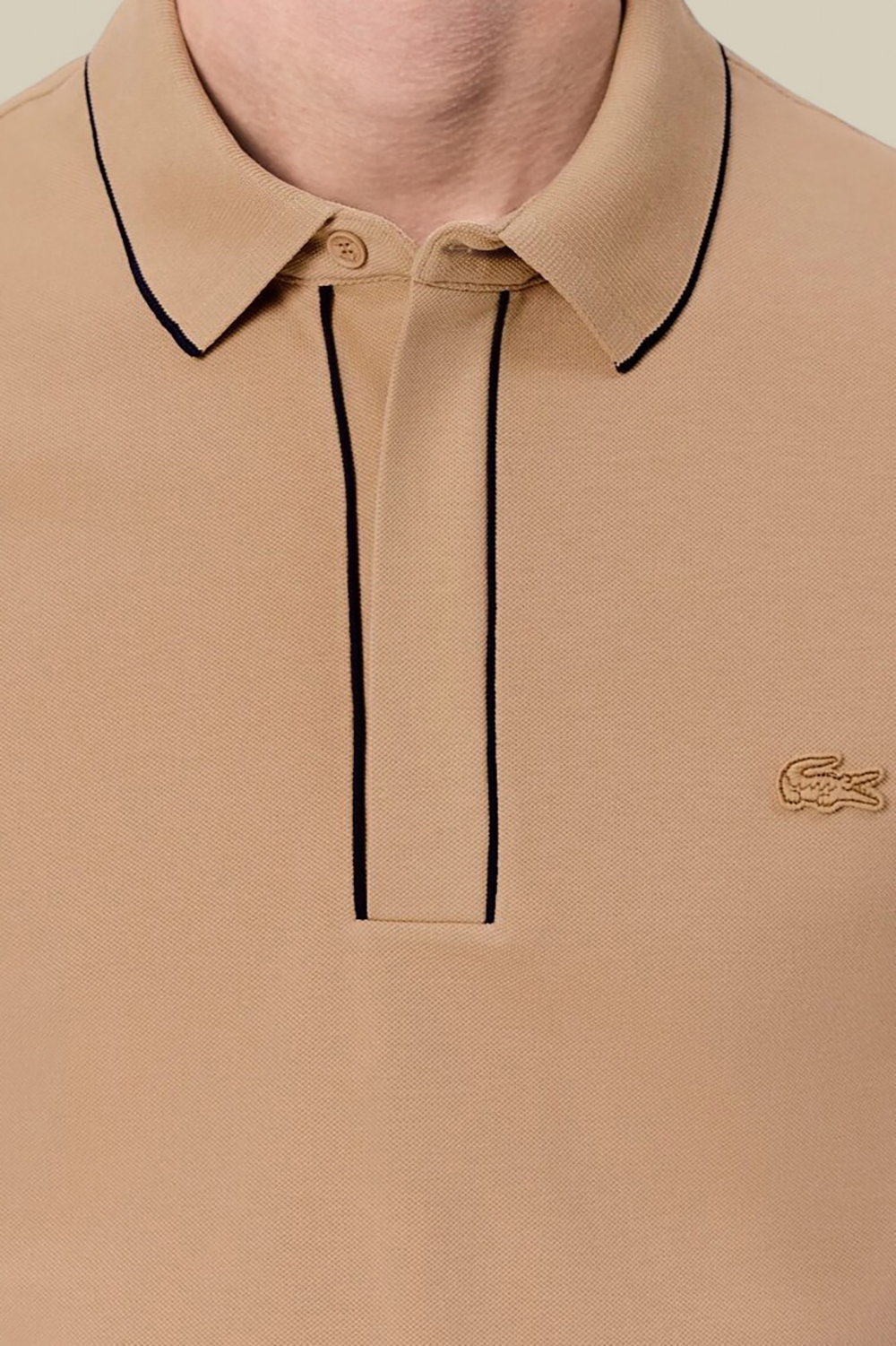 תמונת תקריב דוגמן של חולצת פולו