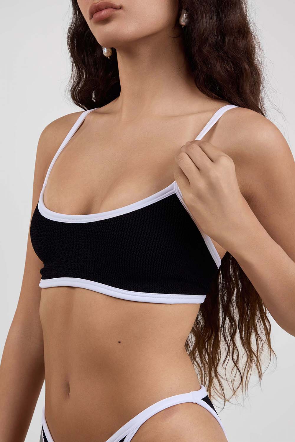 תמונת תקריב דוגמן של סט בגד ים ביקיני טיילר