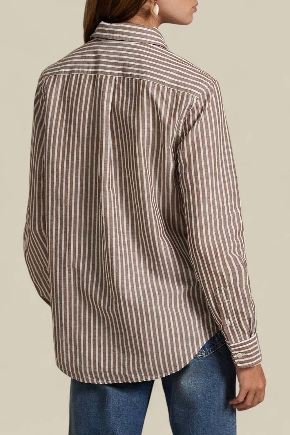 תמונת דוגמן אחורית של חולצת כפתורים