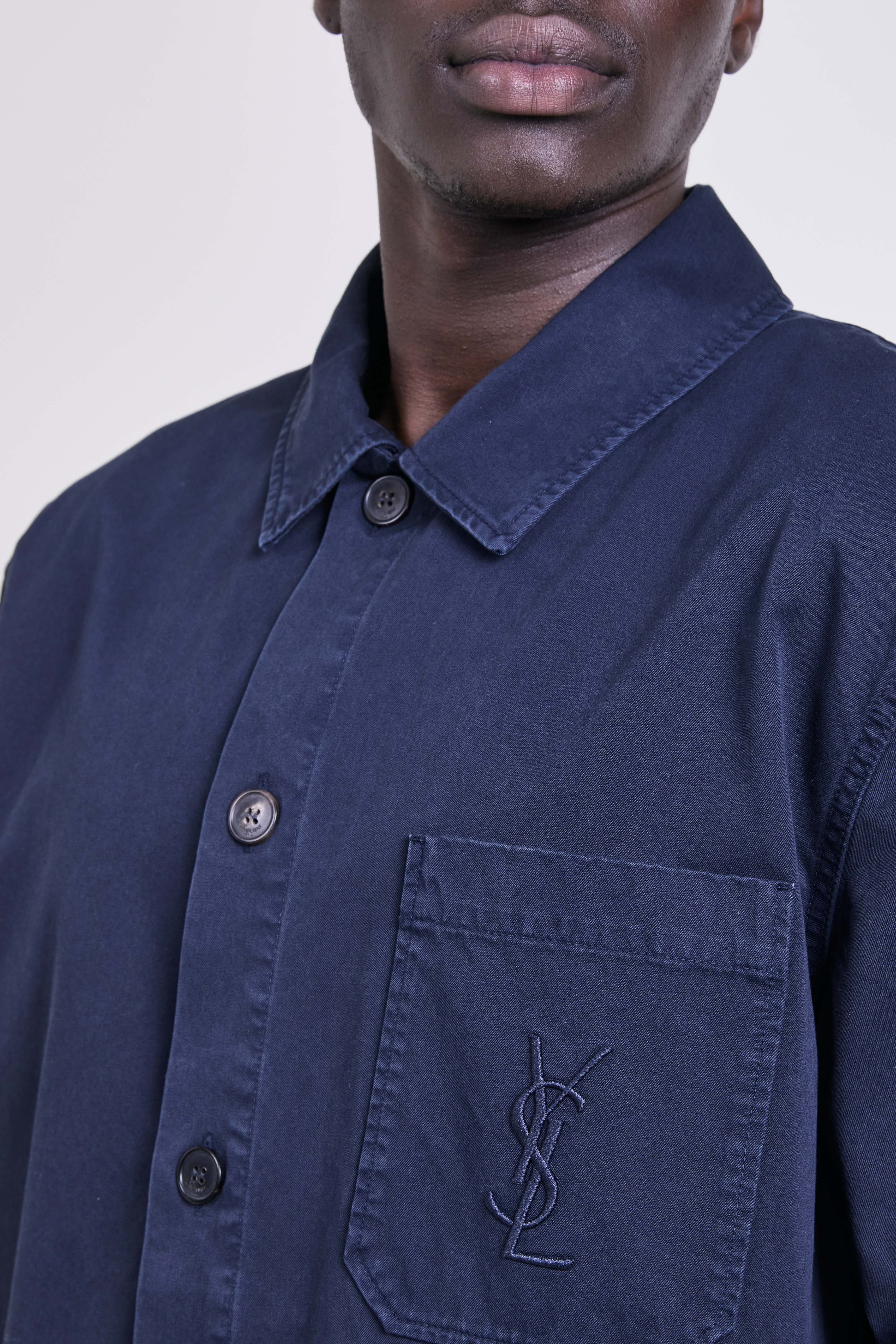 תמונת תקריב דוגמן של חולצת ז'קט אוברסייז