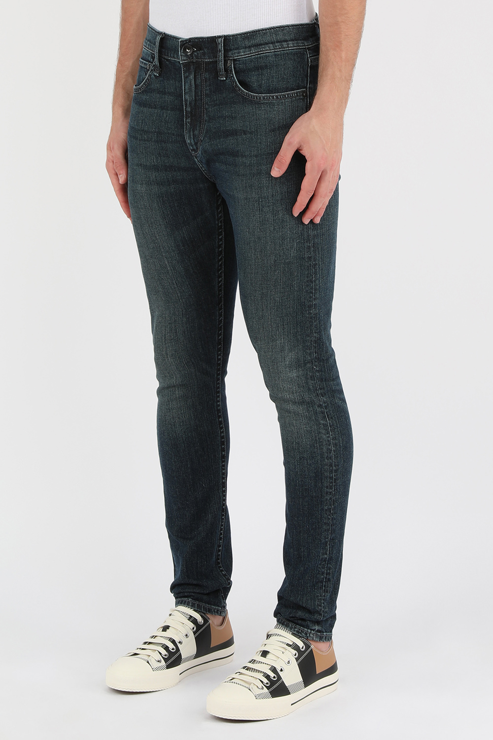 תמונת דוגמן קידמית של מכנסי סקיני ג'ינס כחולים וסטרצ'יים