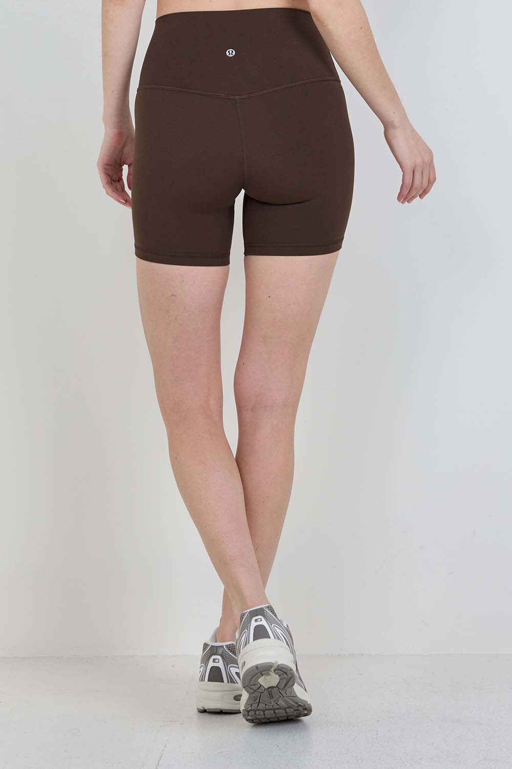 תמונת דוגמן אחורית של Align&trade; High-Rise Short 6